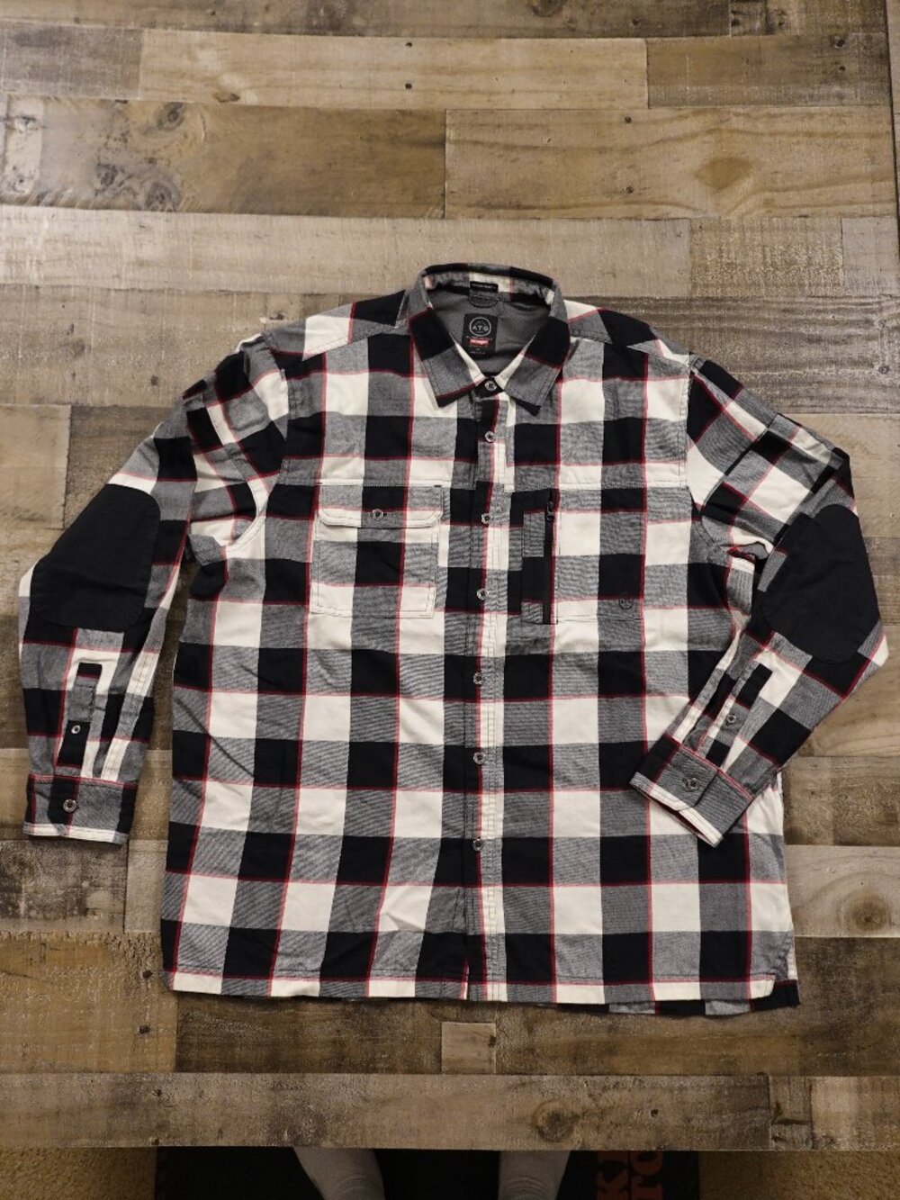 Wrangler ATG Plaid Button Up Shirt Men’s XL Black Gray Red Outdoor Hiking